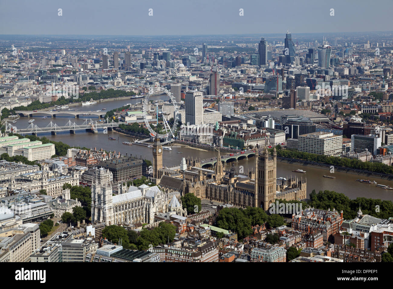 Vista aerea dell'Abbazia di Westminster, La Casa del Parlamento, il London Eye, Westminster Bridge, South Bank, Thames & City of London Foto Stock