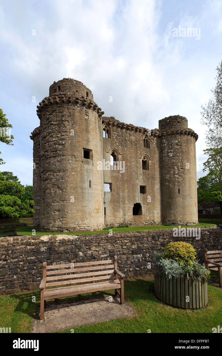Summer View o le rovine del Castello di Nunney, Nunney village, Contea di Somerset, Inghilterra, Regno Unito Foto Stock
