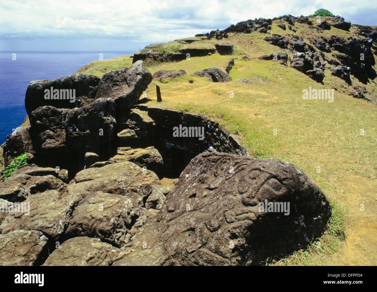 Casa di petroglifi del sacerdote Bird-Man Orongo Vulcano Isola di Pasqua Cile borgo in pietra e ritiene che sia stato anche un Foto Stock
