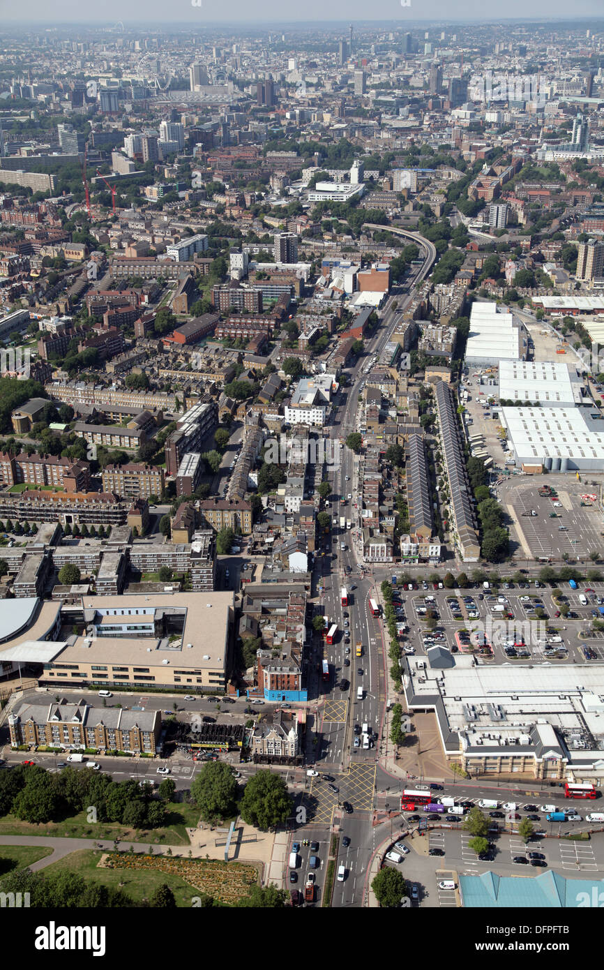 Vista aerea guardando a nord ovest fino alla A2 Old Kent Road verso la A201 e Londra in background Foto Stock