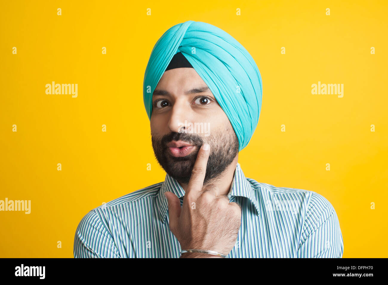 Ritratto di un uomo Sikh gesti Foto Stock
