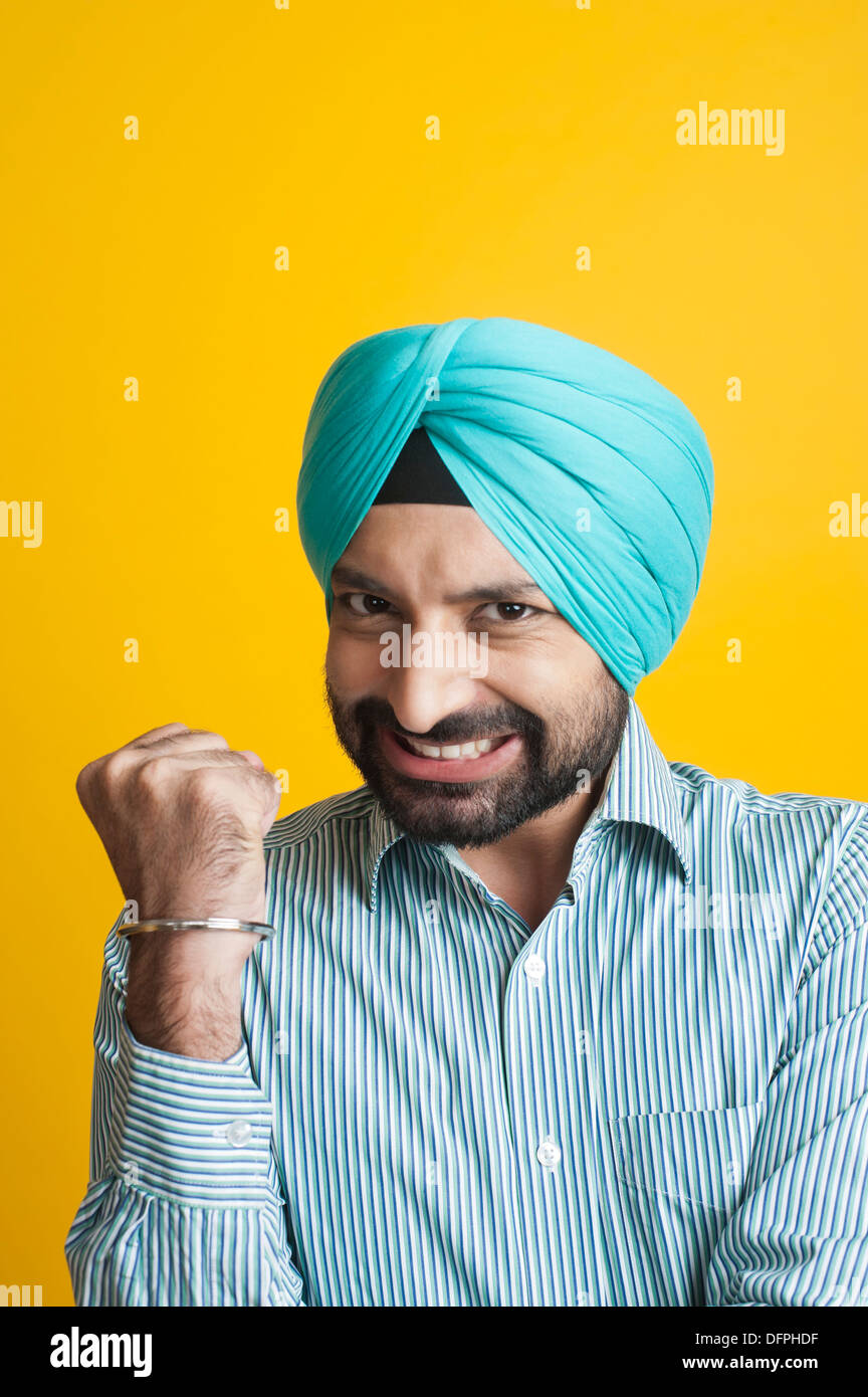 Ritratto di un uomo Sikh stringendo il pugno Foto Stock