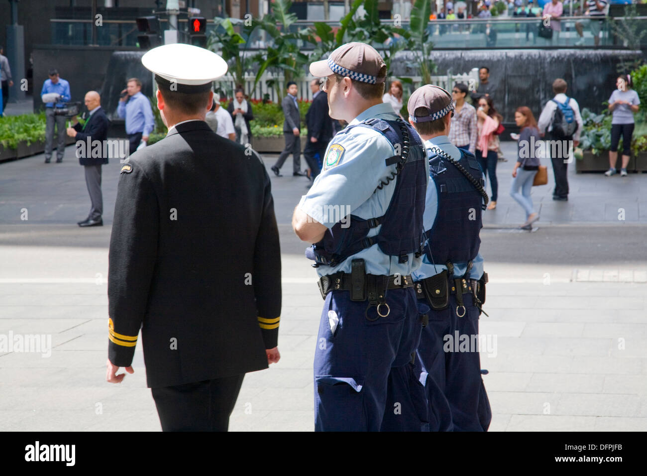 Nuovo Galles del sud gli ufficiali di polizia a sydney parlando a un senior addetto navale Foto Stock