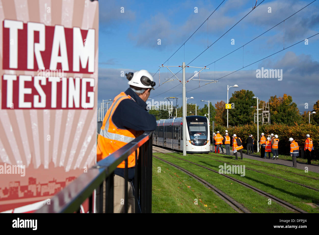 Edimburgo, Scozia, Regno Unito. 8 ottobre 2013. Il tram il test avviene attraverso il Gyle/Edinburgh Park area e test continueranno fino a quando il servizio di tram inizia nel maggio 2014. Circondato da numerosi tecnici i tram ha fatto il suo modo lentamente attraverso il percorso di prova di fermarsi per controlli intermittenti. Foto Stock