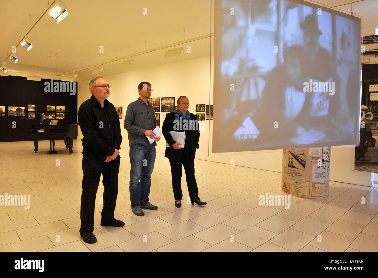 Due mostra chiamata un mondo prima di una catastrofe - Cracovia's ebrei tra le due guerre e Andrzej Pawlowski - Genesi/Cineforms sono tenuti in occasione del sesto Festival annuale della cultura ebraica giorni Olomouc 2013 in Olomouc Museo di Arte in Olomouc, Repubblica Ceca, 8 ottobre 2013. Nella foto è l'esposizione di fotografie della vita di Cracovia's ebrei tra le due guerre mondiali dal Centro Culturale Internazionale di Cracovia. (CTK foto/Ludek Perina) Foto Stock