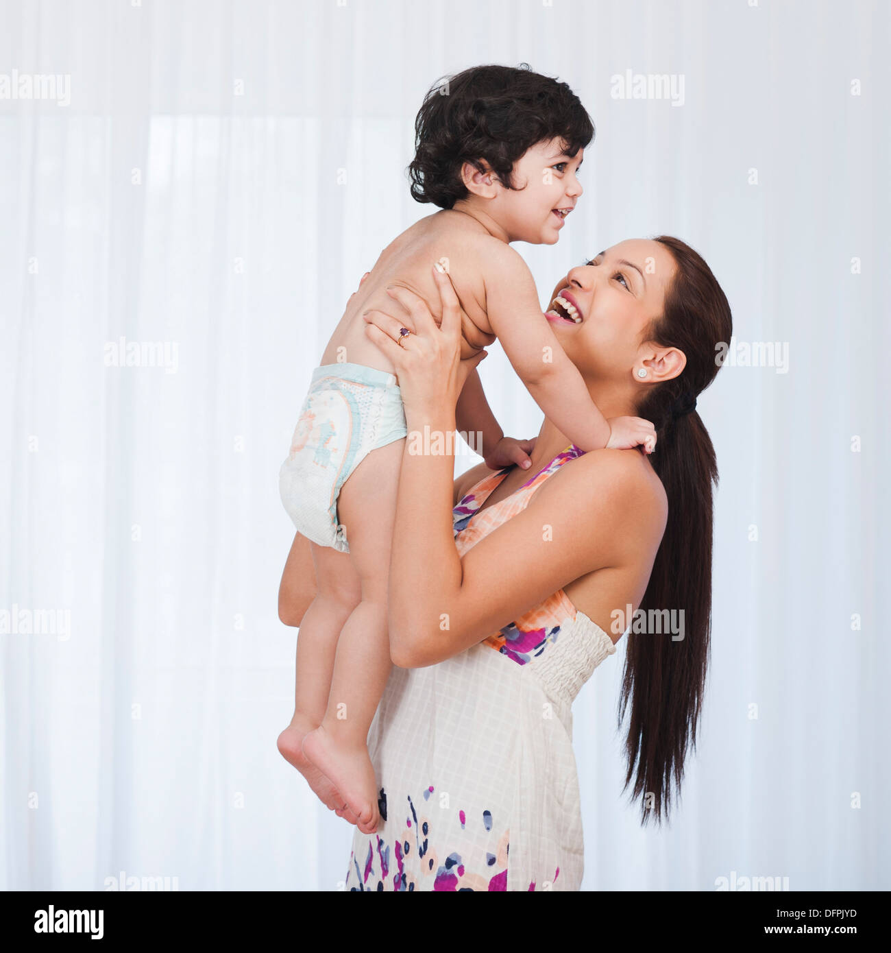 Donna che gioca con suo figlio Foto Stock