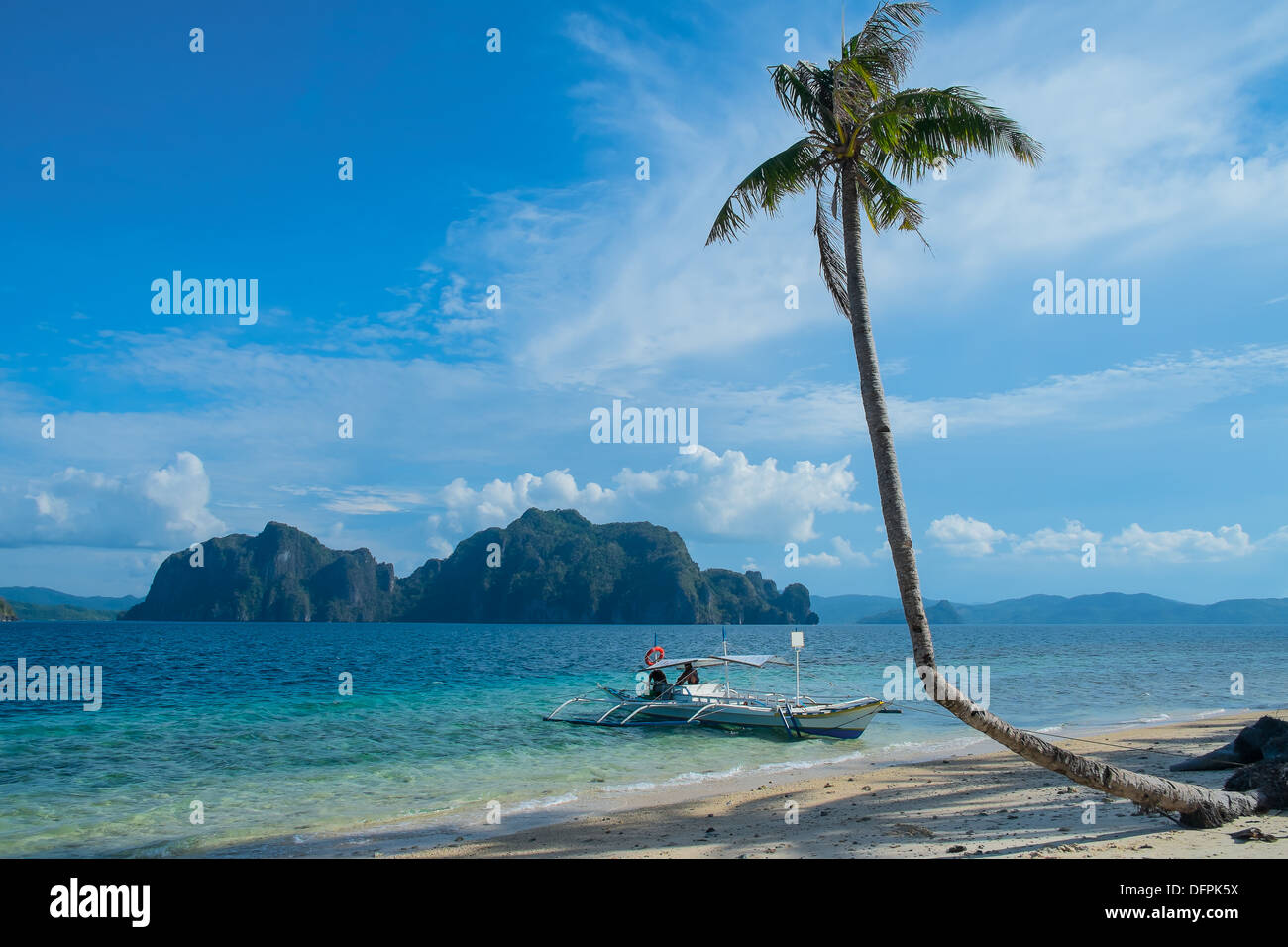 Paesaggio tropicale con isole di montagna, Palm tree e solitaria barca Foto Stock