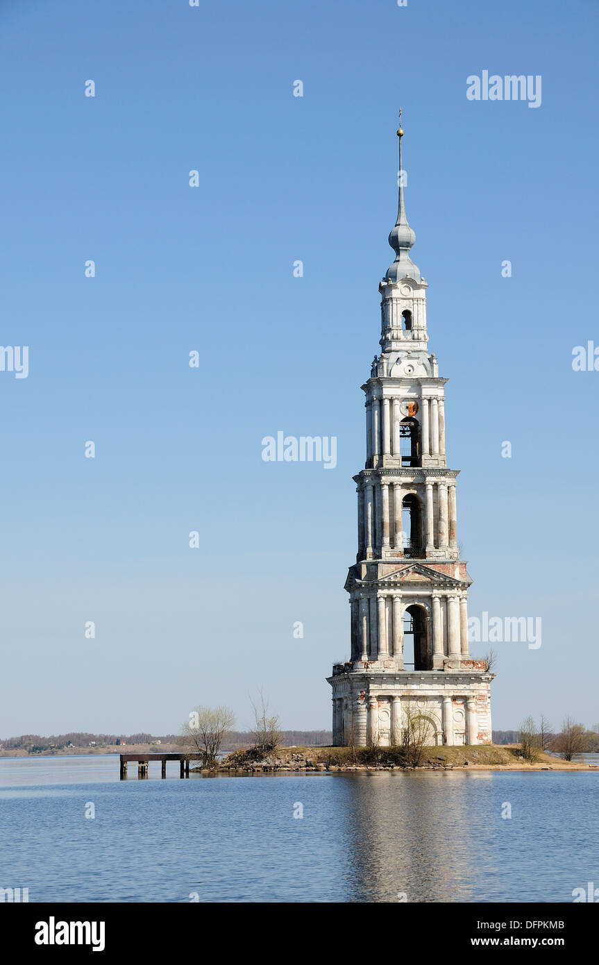 Il campanile allagati sul fiume Volga, Kalyazin, Russia Foto Stock