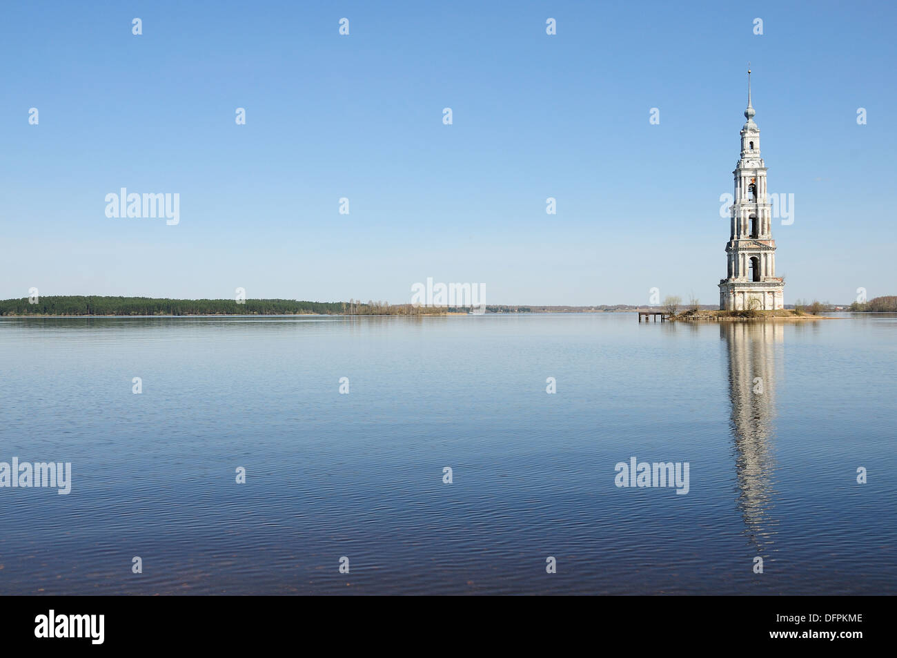 Il campanile allagati sul fiume Volga, Kalyazin, Russia Foto Stock