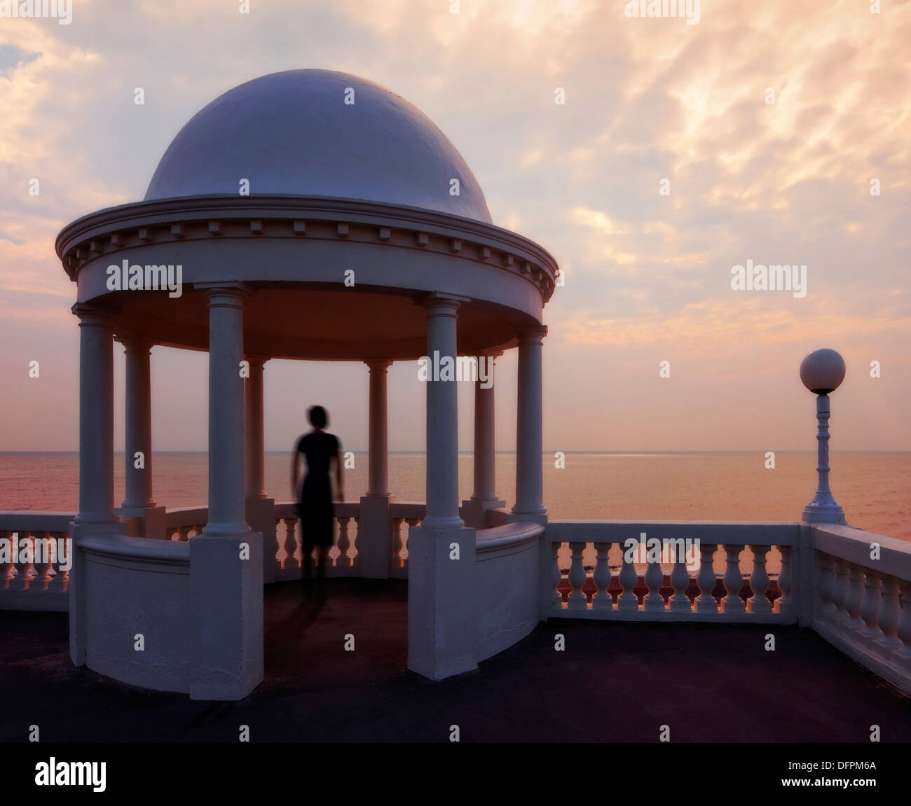 Donna che guarda al mare. Foto Stock