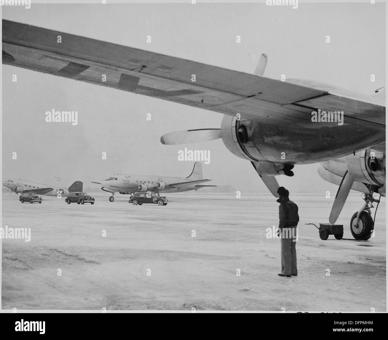 L'aereo del presidente è visto sulla pista innevata dell'aeroporto nazionale di Washington, in preparazione alla partenza. Questa immagine cattura il viaggio presidenziale prima del decollo durante le condizioni invernali. Foto Stock
