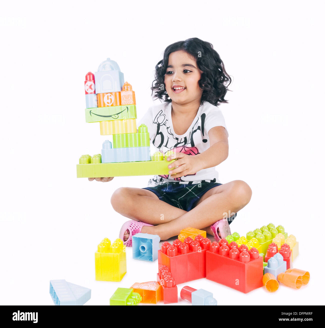 Ragazza che gioca con la costruzione di blocchi Foto Stock