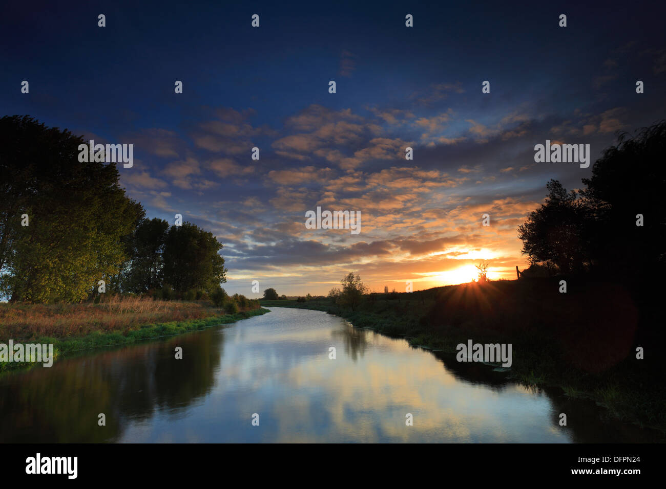 Autunno sunrise over drain Fenland fluviale, Cambridgeshire, Inghilterra, Regno Unito Foto Stock