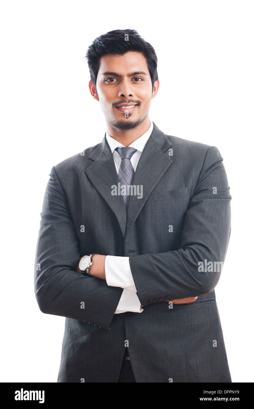 Ritratto di un imprenditore in piedi con le braccia incrociate Foto Stock