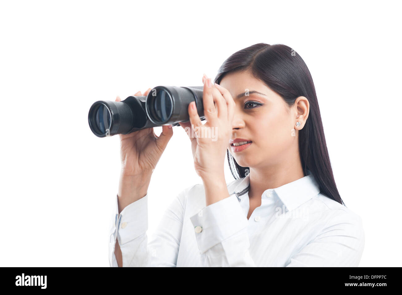 Imprenditrice guardando attraverso il binocolo Foto Stock