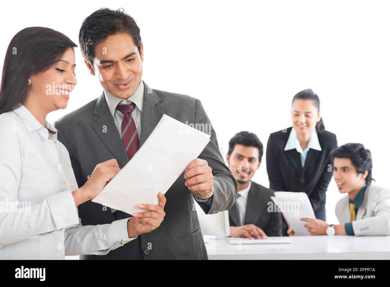 I dirigenti aziendali che lavorano in un ufficio Foto Stock