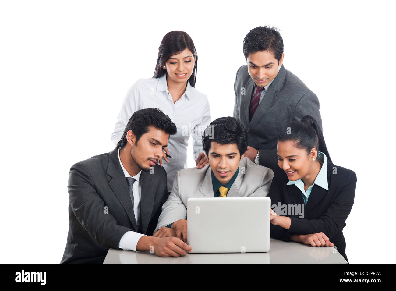 I dirigenti aziendali che guardano un notebook Foto Stock