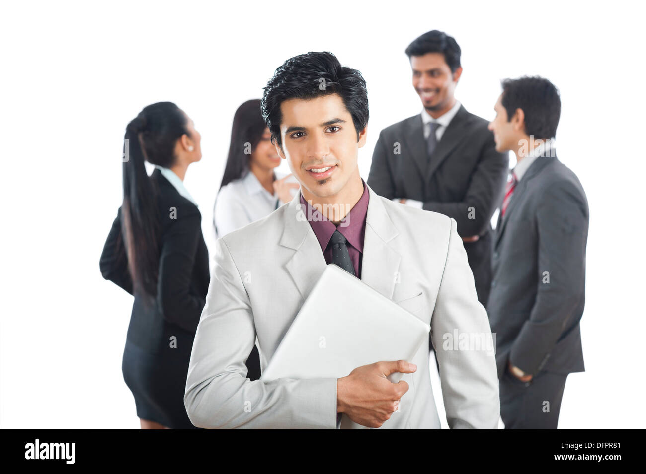 Ritratto di un imprenditore sorridente con i suoi colleghi in background Foto Stock