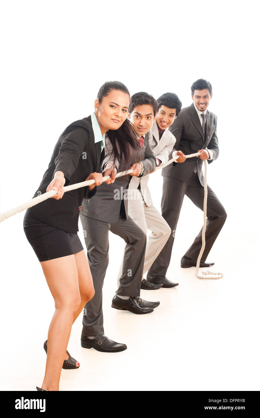 I dirigenti aziendali giocando Tug-of-War Foto Stock