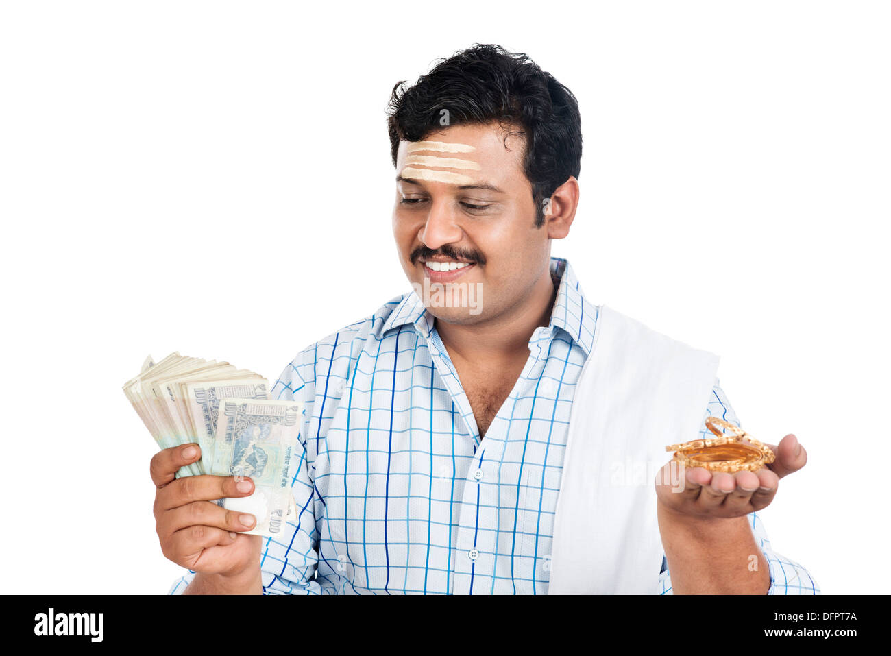 Sud indiane uomo con soldi e oro bangle Foto Stock
