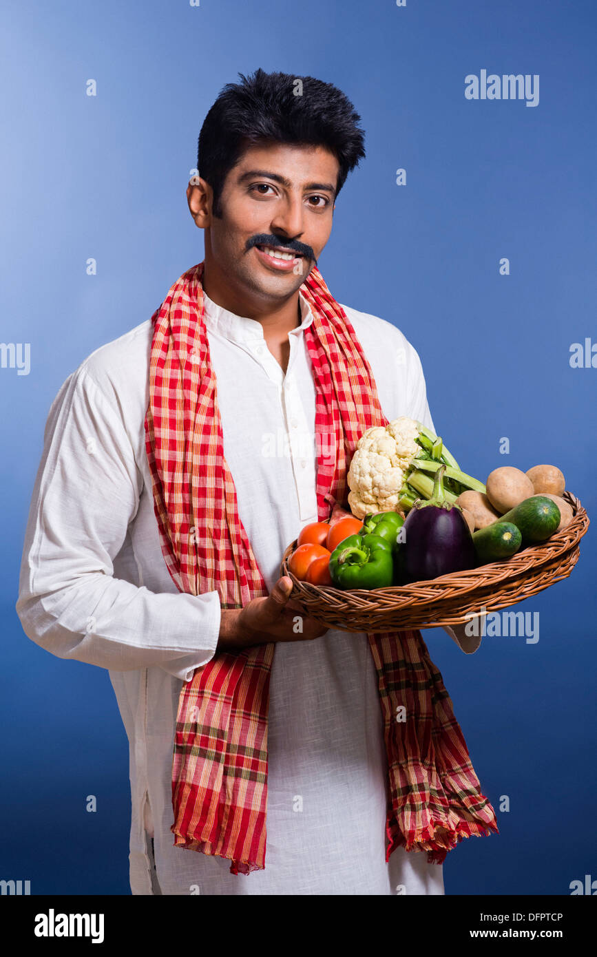 Ritratto di un uomo che trasportava paniere di verdura Foto Stock