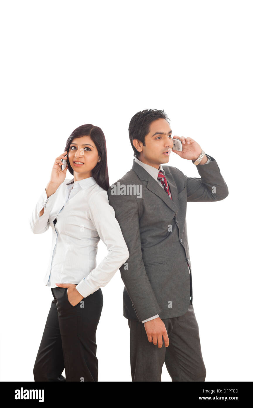 I dirigenti aziendali a parlare su telefoni cellulari Foto Stock