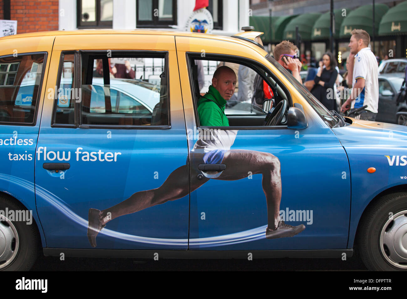 Hackney cabina con Barclays annuncio sul lato, London, Regno Unito Foto Stock