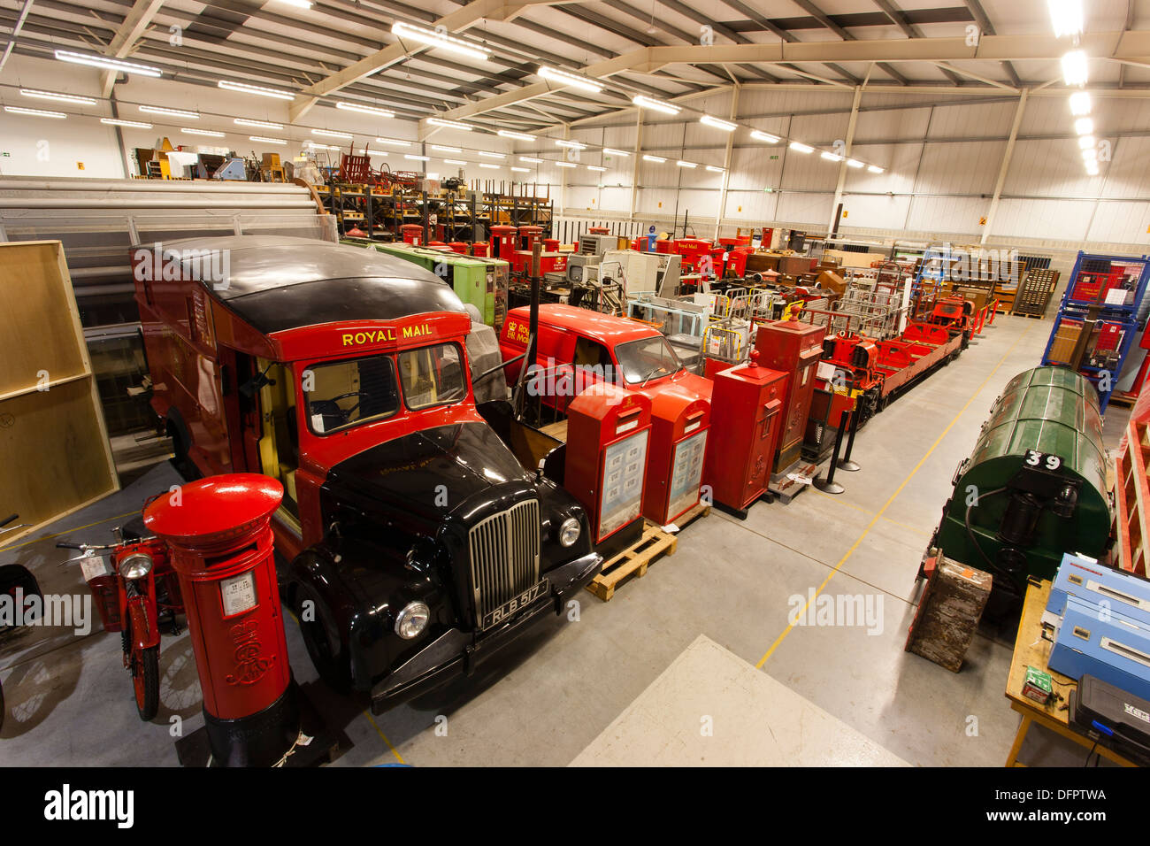 Il Debden store house Essex con Royal Mail paraphernalia storico . British Postal Museum & Archive 2013. Foto Stock