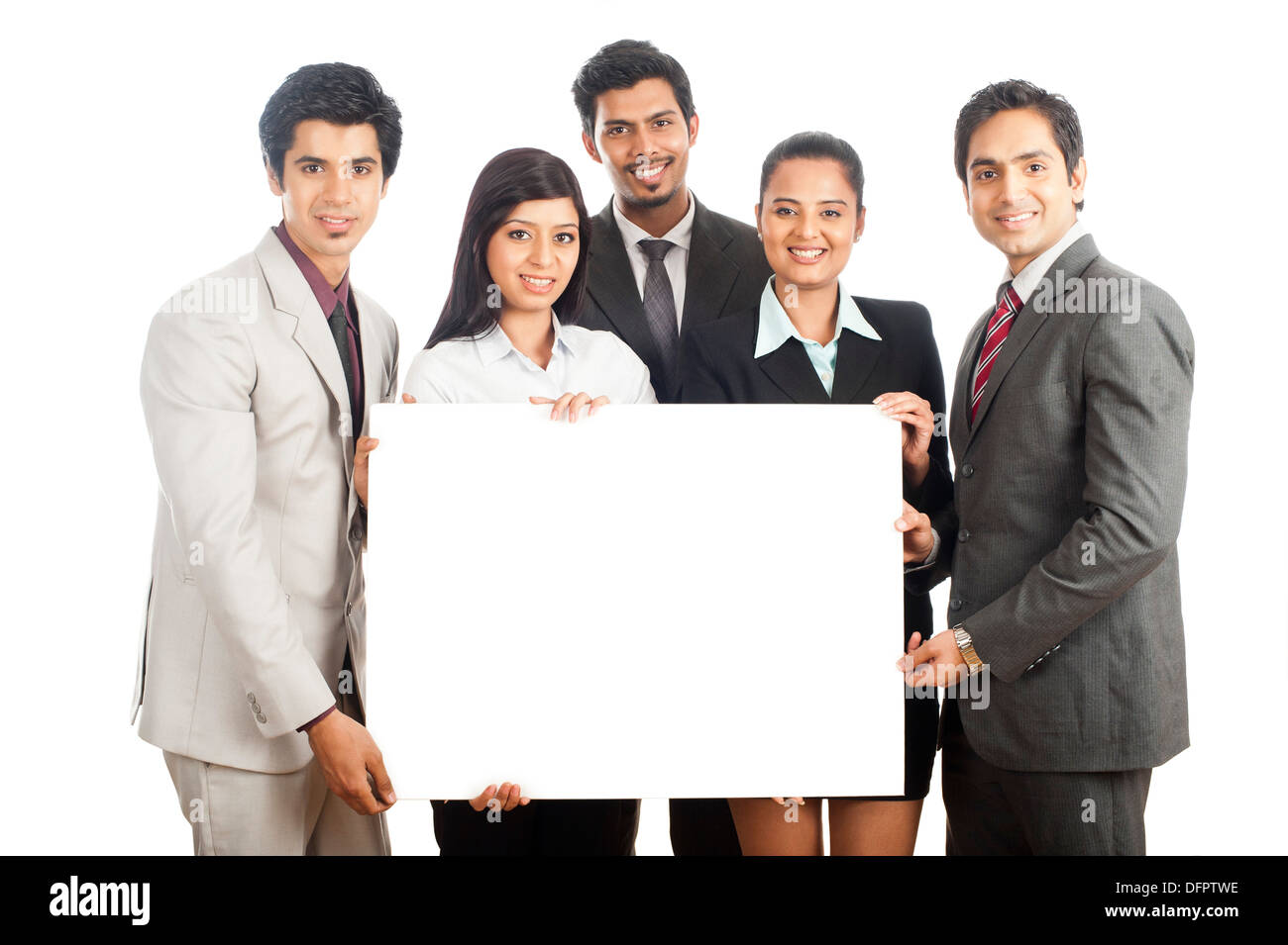 Ritratto di dirigenti aziendali tenendo un cartello e sorridente Foto Stock