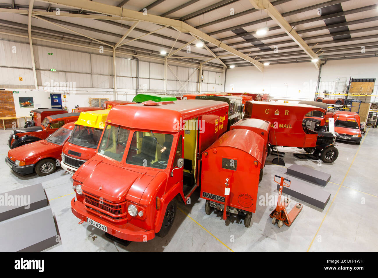 Il Debden store house Essex con Royal Mail paraphernalia storico . British Postal Museum & Archive 2013. Foto Stock