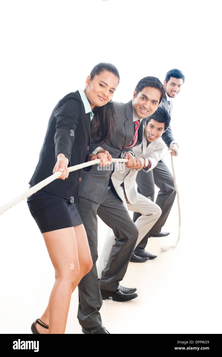 I dirigenti aziendali giocando Tug-of-War Foto Stock