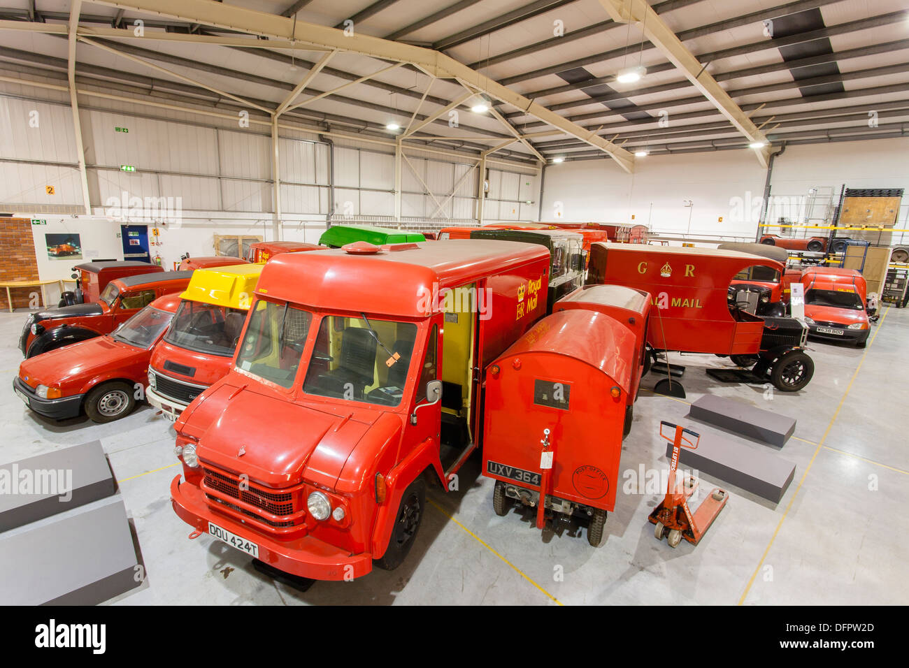 Il Debden store house Essex con Royal Mail paraphernalia storico . British Postal Museum & Archive 2013. Foto Stock