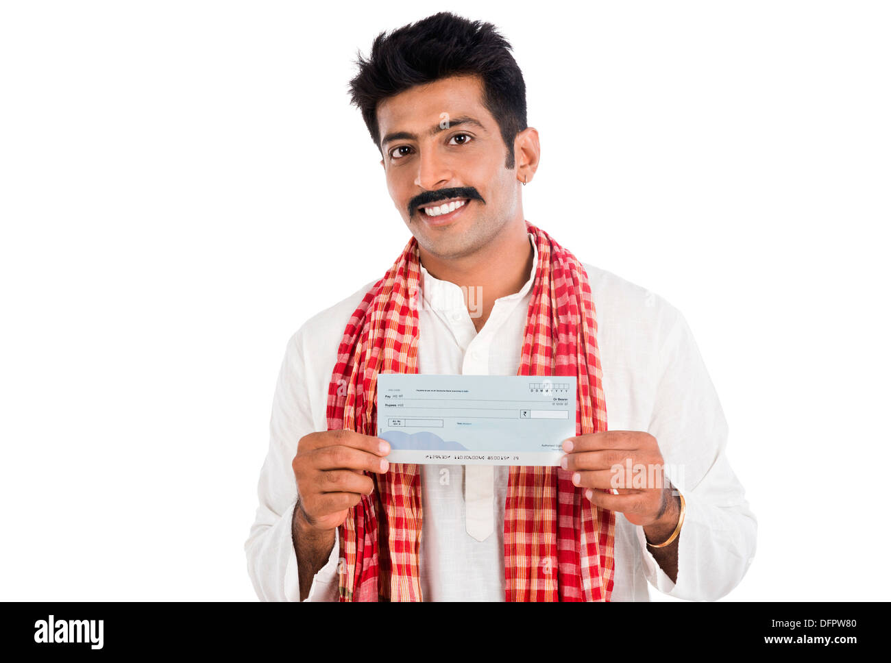 Ritratto di un uomo che mostra un assegno bancario e sorridente Foto Stock