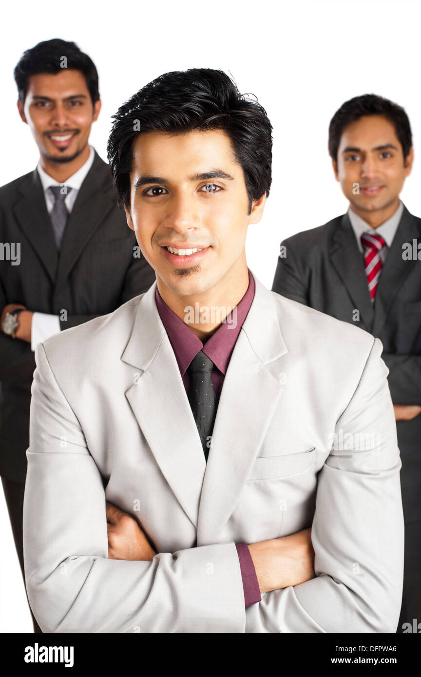 Ritratto di un imprenditore sorridente con i suoi colleghi in background Foto Stock