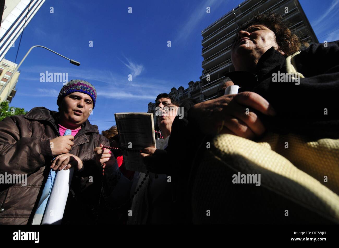 Buenos Aires, Argentina. 8 ott. 2013. - Un gruppo di cattolici pregano al di fuori della Fondazione Favaloro University Hospital come Presidente Cristina Fernandez viene sottoposto ad un intervento chirurgico al cervello dopo aver diagnosticato con una cronica l'ematoma subdurale. (Credito Immagine: © Patricio Murphy/ZUMAPRESS.com) Credito: ZUMA Press, Inc./Alamy Live News Foto Stock