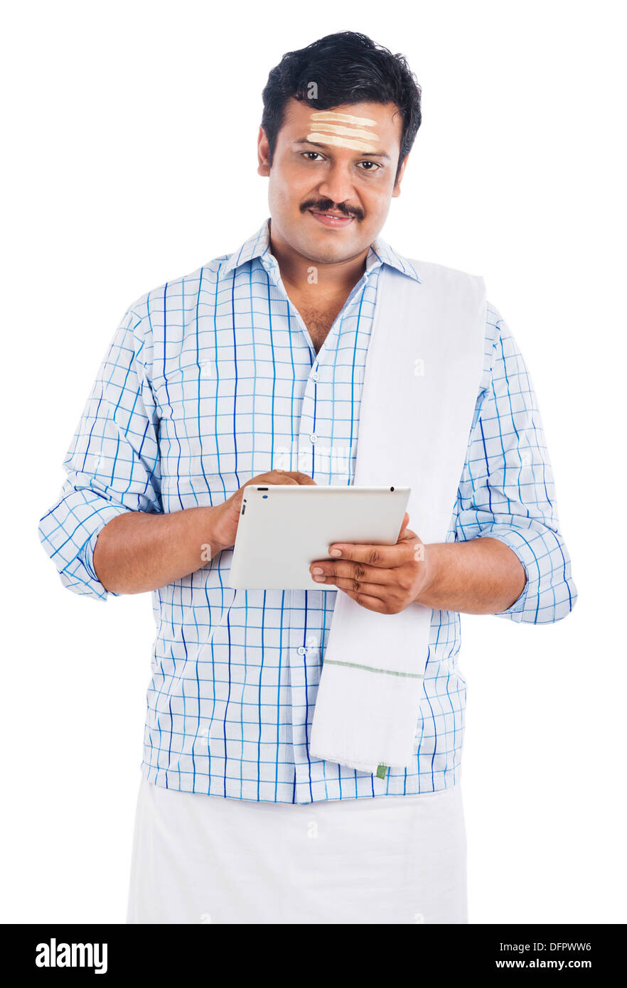 Sud indiane uomo utilizzando una tavoletta digitale Foto Stock