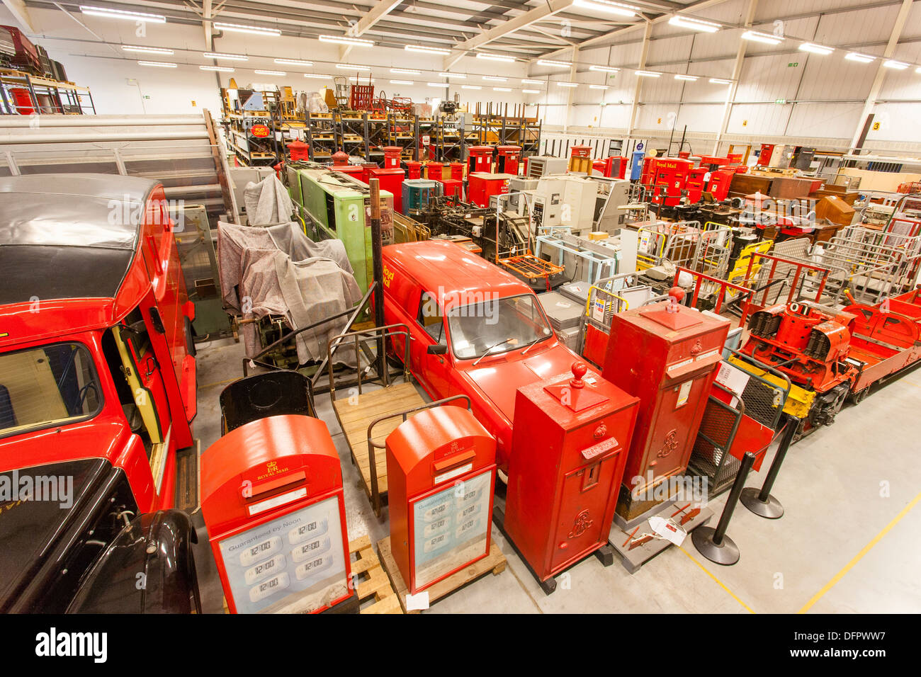 Il Debden store house Essex con Royal Mail paraphernalia storico . British Postal Museum & Archive 2013. Foto Stock