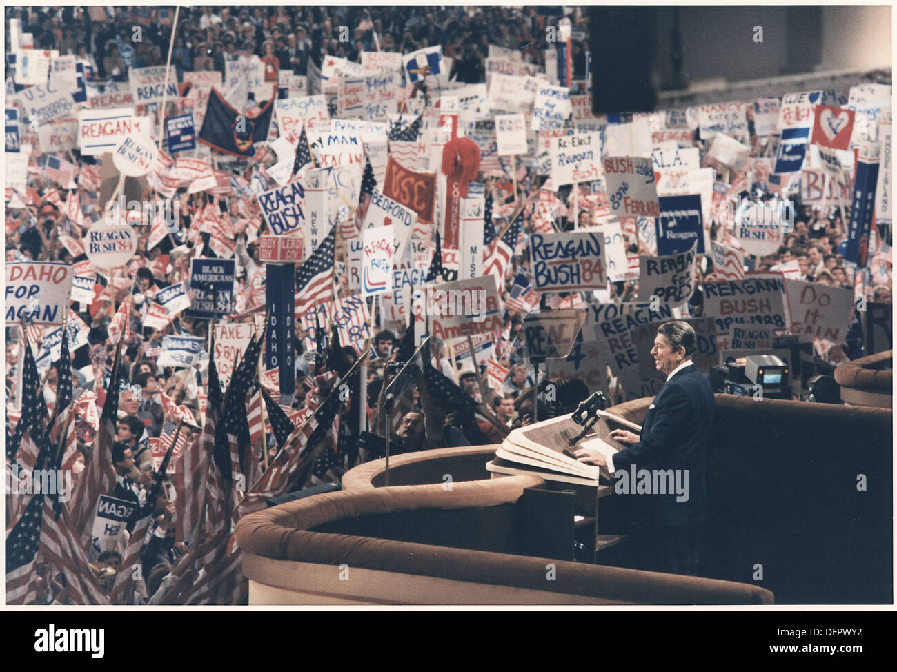 Questa fotografia mostra il presidente Ronald Reagan che tiene il suo discorso di accettazione alla Convention nazionale repubblicana del 1985 a Dallas, Texas. Il discorso di Reagan segnò un momento cruciale nella sua carriera politica e nel periodo precedente alla sua campagna di rielezione. Foto Stock