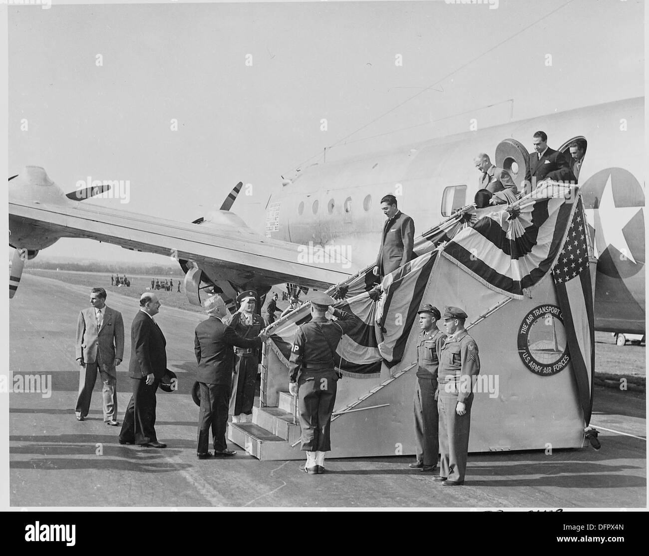 Fotografia del Presidente Miguel Aleman del Messico a piedi giù i passaggi dal suo aereo poco dopo il suo arrivo a... 199573 Foto Stock