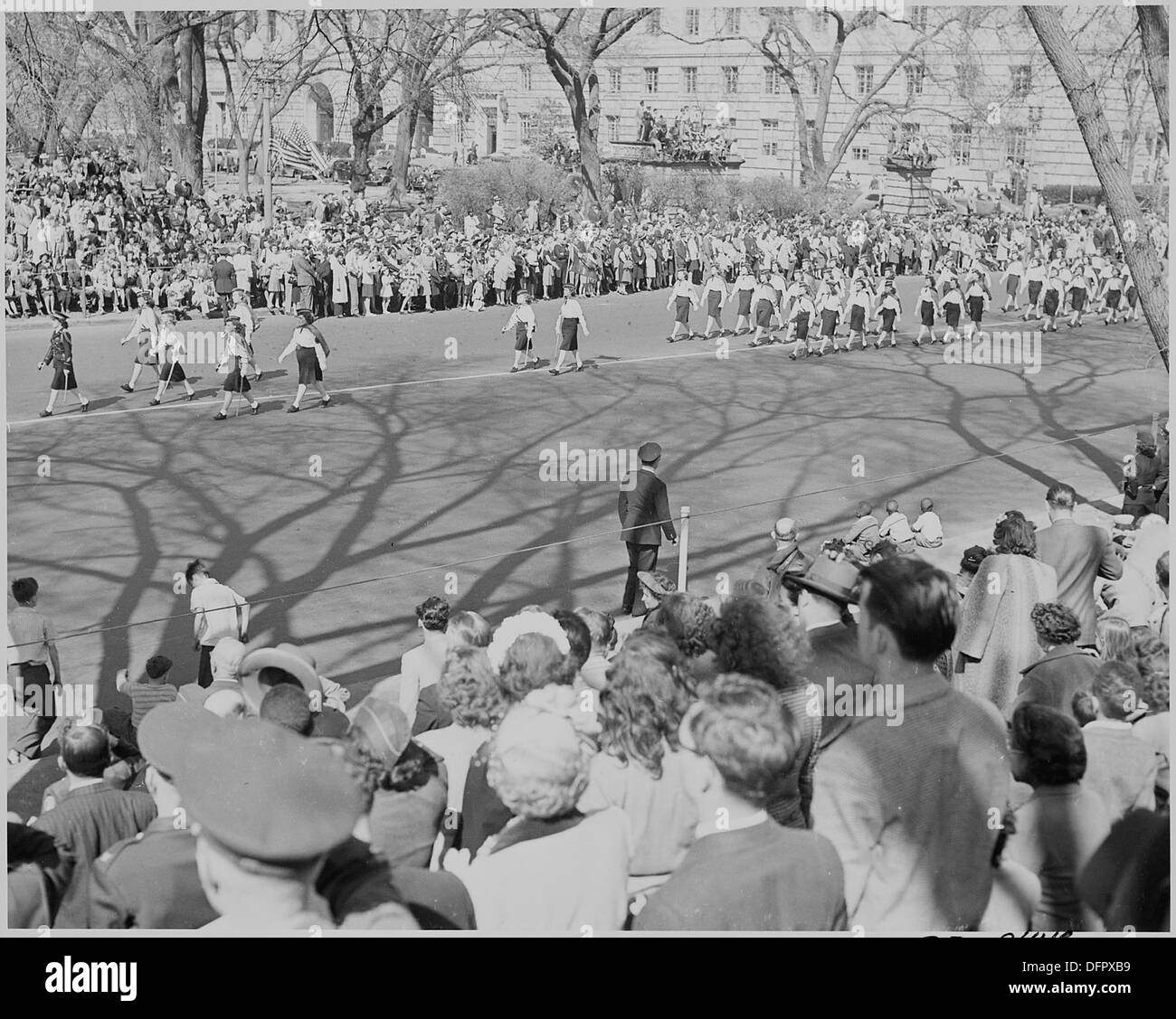 Il presidente Harry S. Truman partecipa alla parata dell'Army Day a Washington, D.C., con un'unità femminile che marcia come parte dell'evento. Foto Stock
