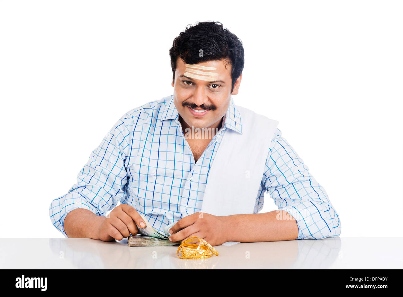 Ritratto di un sud indiane uomo conteggiare denaro Foto Stock