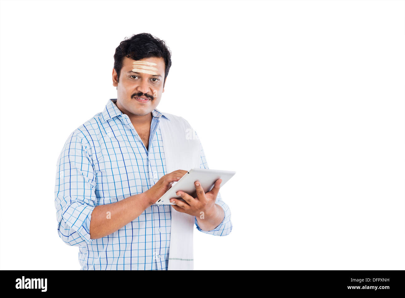 Sud indiane uomo utilizzando una tavoletta digitale Foto Stock