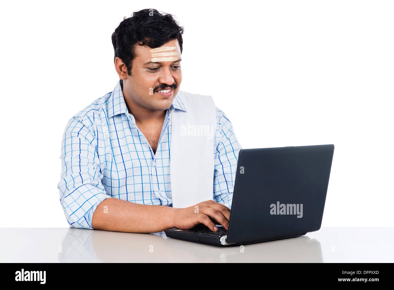 Sud indiane uomo che utilizza un notebook Foto Stock
