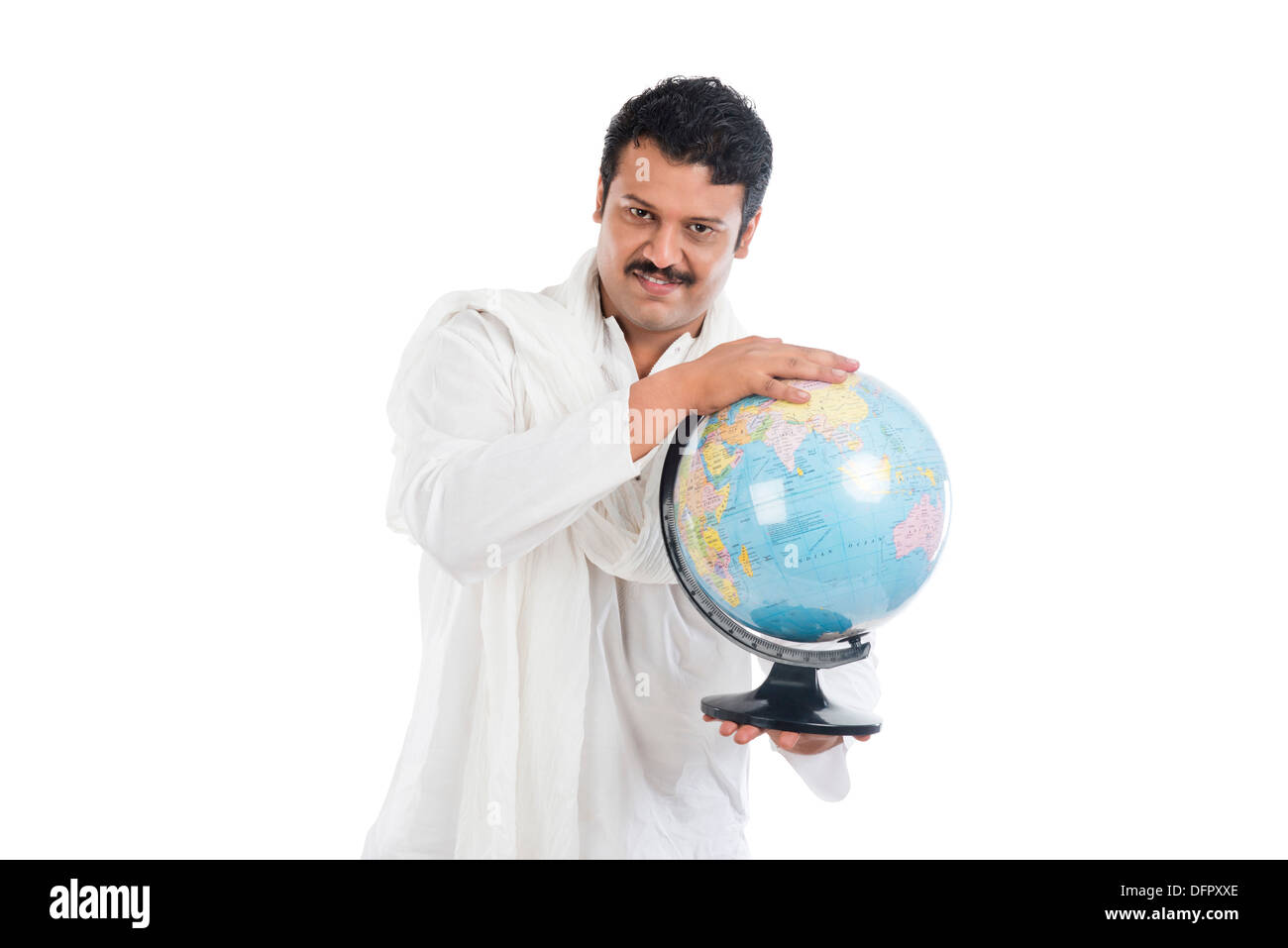 Ritratto di un uomo in possesso di un globo Foto Stock