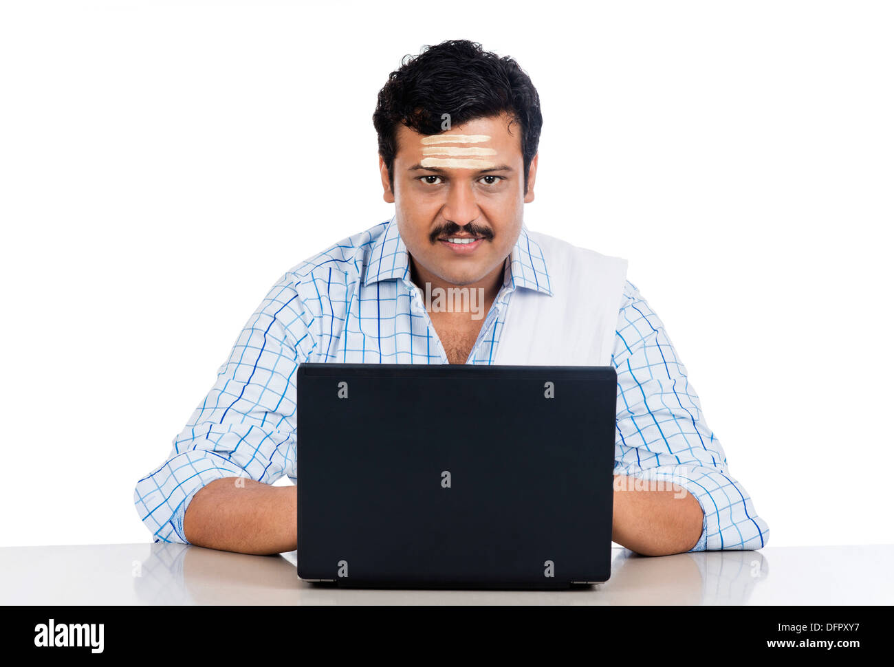 Ritratto di un sud indiane uomo che utilizza un notebook Foto Stock