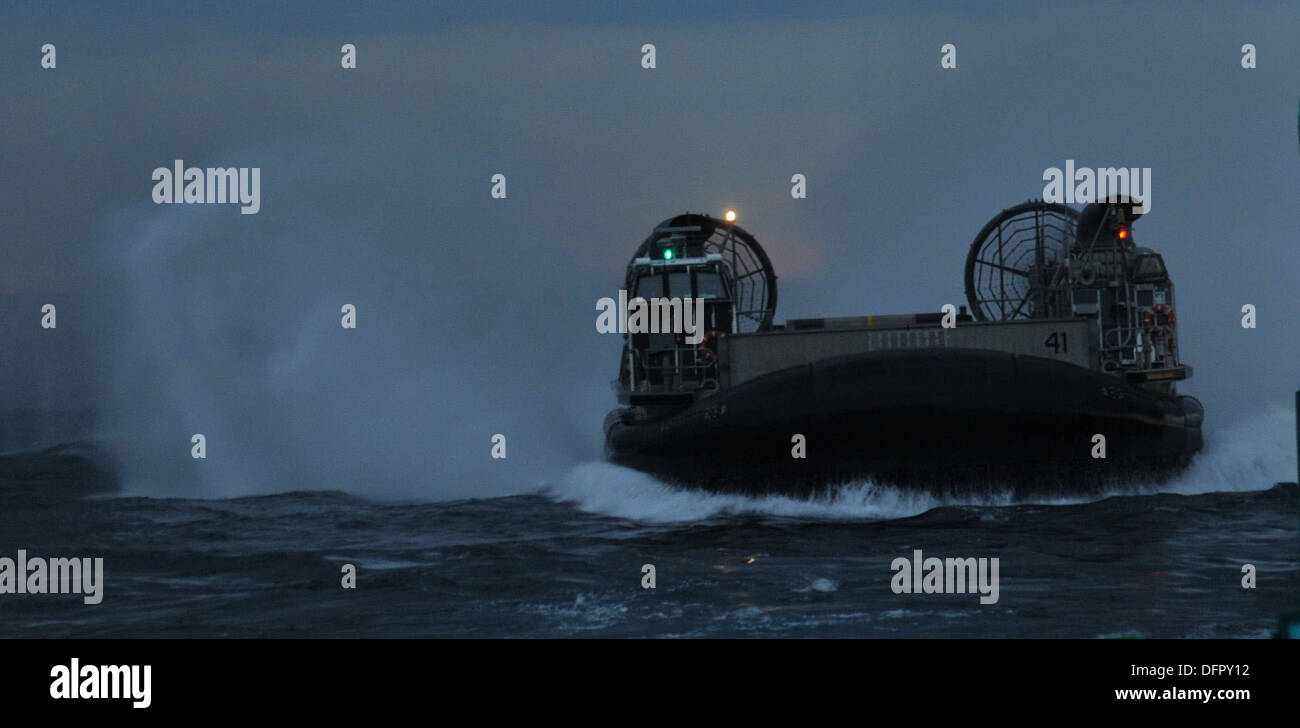 Una Landing Craft Air Cushion da assalto unità artigianali 4 si prepara a intraprendere la ben coperta della multipurpose Amphibious Assault s Foto Stock