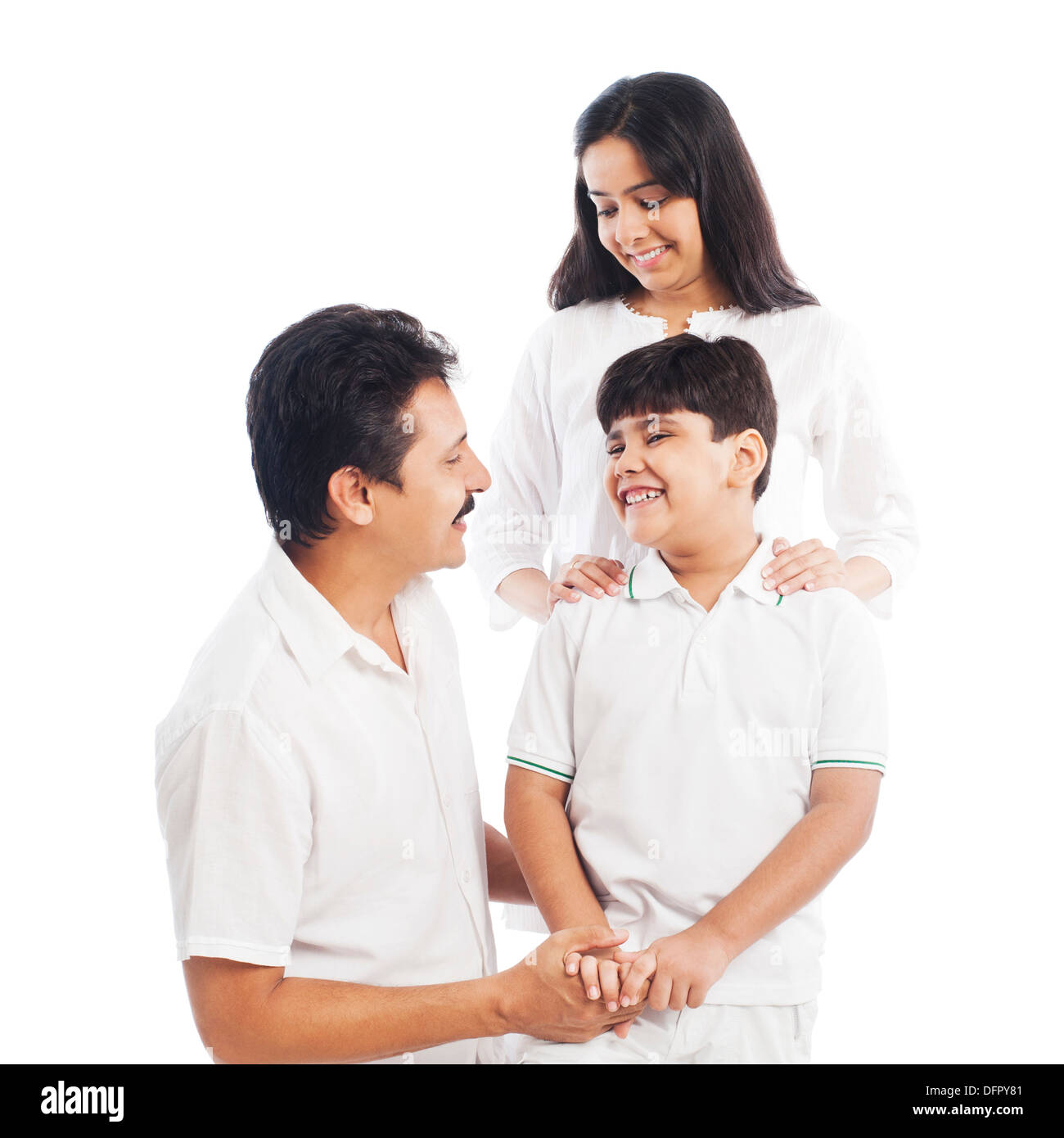 Sorridendo i genitori con il loro figlio Foto Stock