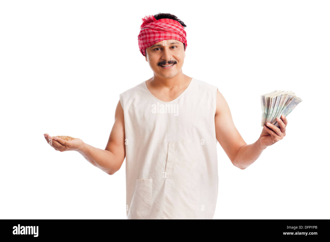 Ritratto di un agricoltore che detiene i soldi in una mano e il frumento in un altro canto Foto Stock