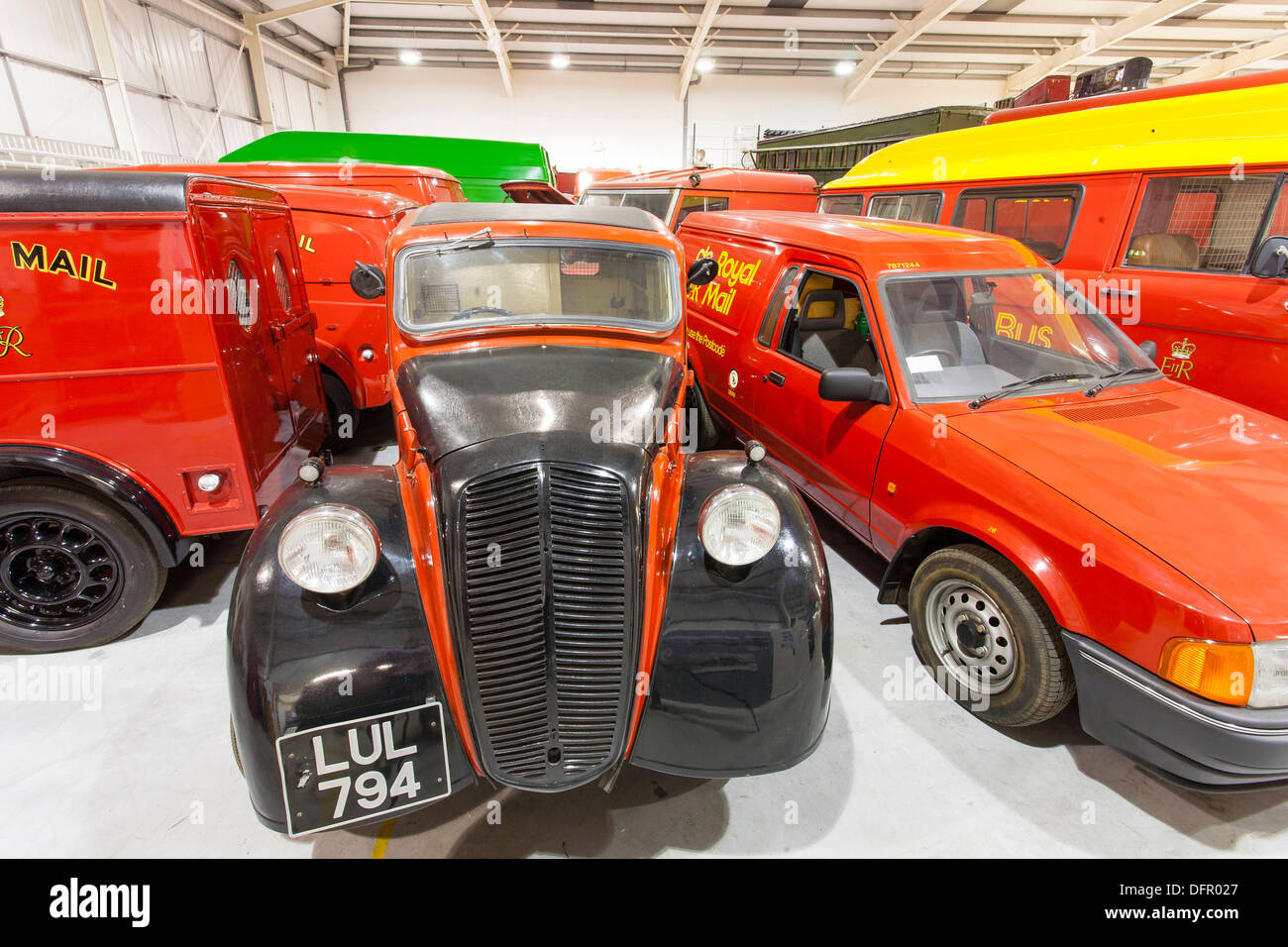 Una serie di Morris Z van dal 1950 si siede accanto ad una Ford Escort 35 van popolare dal 1988 presso il British Museo Postale Store al Debden. Foto Stock