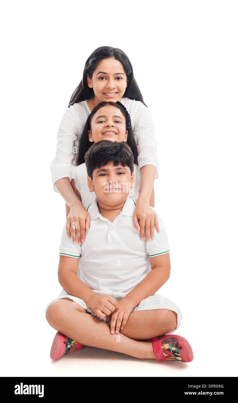 Ritratto di una donna seduta con i suoi bambini Foto Stock